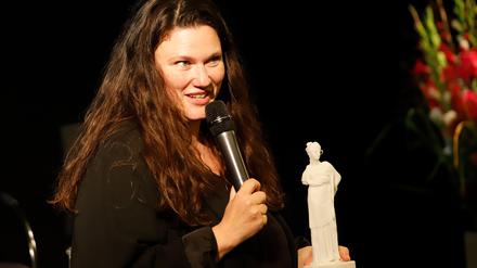 Regisseurin Mascha Schilinski mit dem Filmpreis „Clio“.
