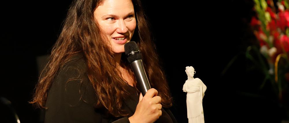 Regisseurin Mascha Schilinski mit dem Filmpreis „Clio“.