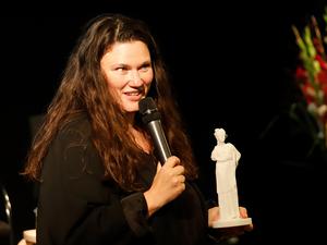 Regisseurin Mascha Schilinski mit dem Filmpreis „Clio“.