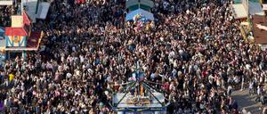 Blick vom Riesenrad auf die Besucher der 190. Wiesn.