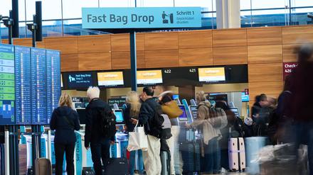 Passagiere am Flughafen BER müssen weiter mit Verzögerungen rechnen.