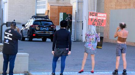Auch in Portland demonstrieren Menschen vor einem ICE-Gebäude.