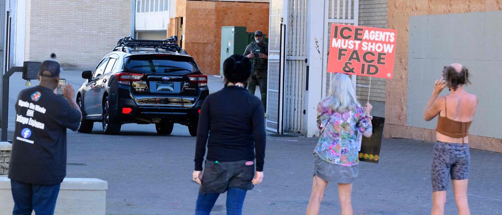 Auch in Portland demonstrieren Menschen vor einem ICE-Gebäude.