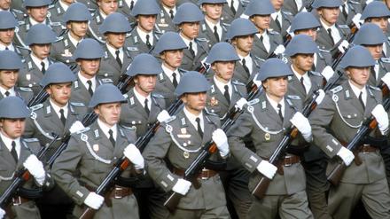 Soldaten der NVA marschieren am 7. Oktober 1989 in Ost-Berlin (Symbolbild).