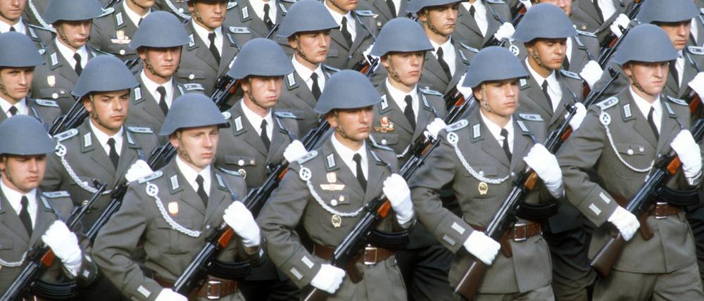 Soldaten der NVA marschieren am 7. Oktober 1989 in Ost-Berlin (Symbolbild).