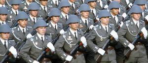 Soldaten der NVA marschieren am 7. Oktober 1989 in Ost-Berlin (Symbolbild).