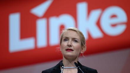 Ines Schwerdtner, Vorsitzende der Linkspartei, spricht auf einer Veranstaltung.
