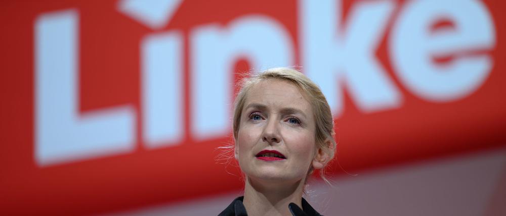 Ines Schwerdtner, Vorsitzende der Linkspartei, spricht auf einer Veranstaltung.