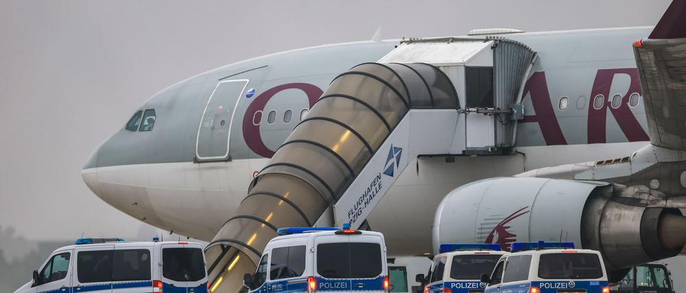 Im Juli startete von Leipzig/Halle aus der bisher zweite Abschiebeflug seit der Machtübernahme der Taliban 2021 nach Afghanistan. An Bord waren nach Behördenangaben 81 Straftäter.