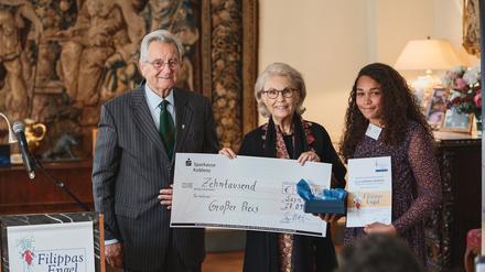 Alexander und Gabriela zu Sayn-Wittgenstein-Sayn mit Lilly, Schülerin aus Berlin, beim Preis "Filippas Engel". Credit: Elias Dörstel (honorarfrei)