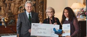 Alexander und Gabriela zu Sayn-Wittgenstein-Sayn mit Lilly, Schülerin aus Berlin, beim Preis "Filippas Engel". Credit: Elias Dörstel (honorarfrei)