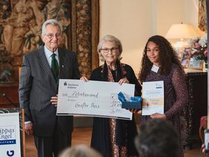 Alexander und Gabriela zu Sayn-Wittgenstein-Sayn mit Lilly, Schülerin aus Berlin, beim Preis "Filippas Engel". Credit: Elias Dörstel (honorarfrei)