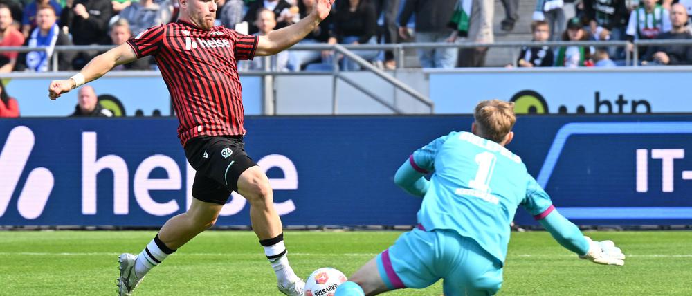 Hannovers Benjamin Källman scheitert an Bielefelds Torwart Jonas Kersken.