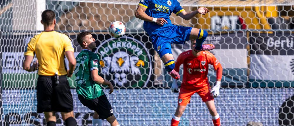 Kampf um jeden Ball im Duell Münster gegen Braunschweig.