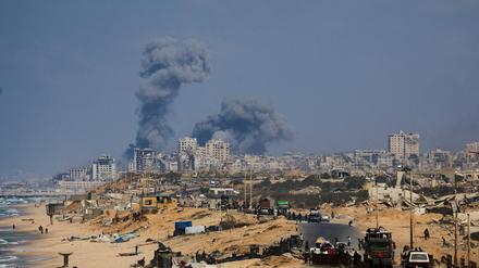 Rauch steigt während einer israelischen Militäroperation in Gaza-Stadt auf (Symbolbild).