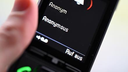 Trickbetrüger melden sich laut Polizei bei älteren Menschen telefonisch. (Symbolbild)