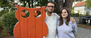 Katharina Spilker und Raik Hölzel neben einer Eule aus Holz.