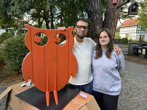 Katharina Spilker und Raik Hölzel neben einer Eule aus Holz.