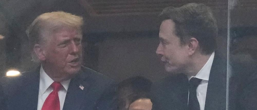 US-Präsident Donald Trump und Elon Musk sprechen bei der Gedenkfeier für Charlie Kirk im State Farm Stadium (Symbolbild).