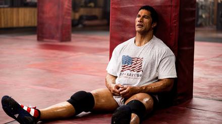 Muss lernen, wie es sich anfühlt, zu verlieren. Dwayne Johnson als Mixed-Martial-Arts-Pionier Mark Kerr.