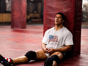 Muss lernen, wie es sich anfühlt, zu verlieren. Dwayne Johnson als Mixed-Martial-Arts-Pionier Mark Kerr.