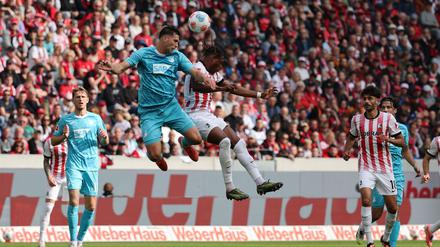 Lufthoheit beim Baden-Duell: Hoffenheims Robin Hranac (2. von l.) gegen Junior Adamu 