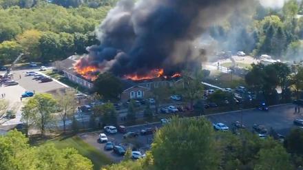 Massive Flammen und Rauch aus der Kirche „The Church of Jesus Christ of Latter-day Saints“, etwa 50 Meilen nördlich von Detroit