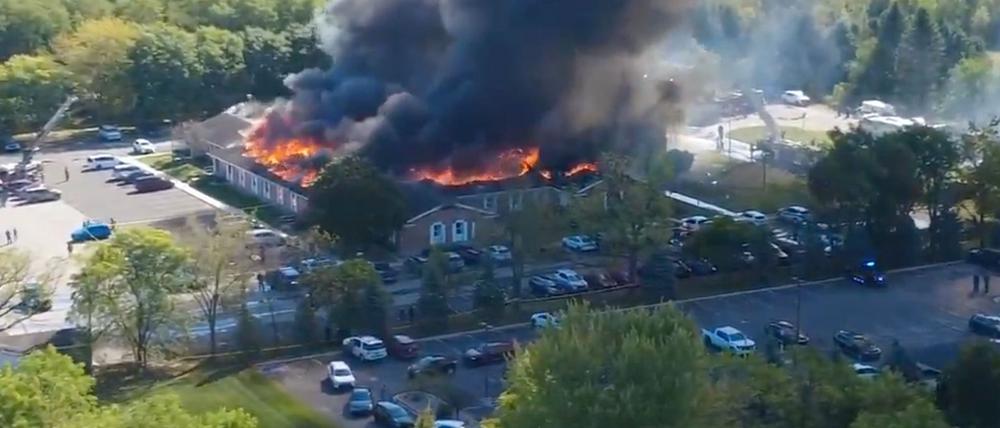 Massive Flammen und Rauch aus der Kirche „The Church of Jesus Christ of Latter-day Saints“, etwa 50 Meilen nördlich von Detroit