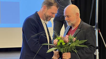 Der neu gewählte Teltower Bürgermeister Andre Freymuth (CDU, l.) mit dem bisherigen Amtsinhaber Thomas Schmidt (SPD, r.)