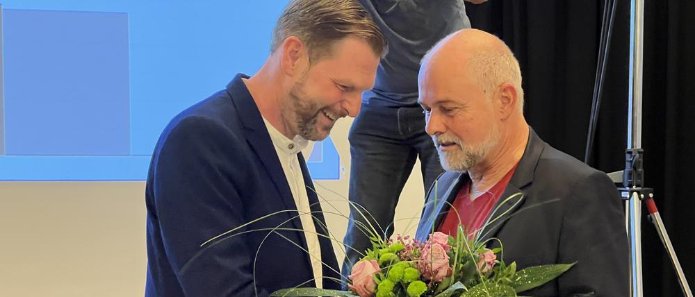 Der neu gewählte Teltower Bürgermeister Andre Freymuth (CDU, l.) mit dem bisherigen Amtsinhaber Thomas Schmidt (SPD, r.)