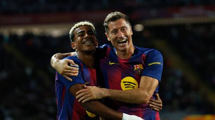 Yamal und Lewandowski feiern das zweite Tor.