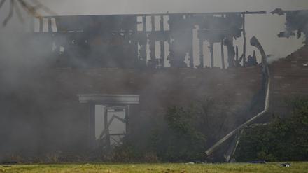 Bei Schüssen und dem Feuer sind Menschen gestorben.