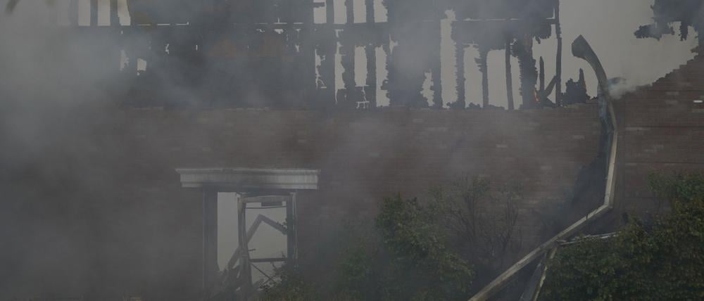 Bei Schüssen und dem Feuer sind Menschen gestorben.