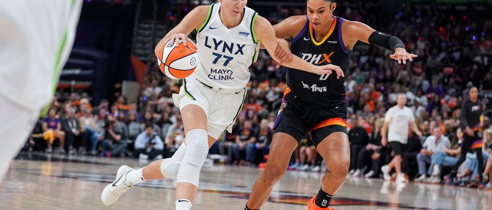 Satou Sabally (rechts) hatte erneut einen starken Abend in den WNBA-Playoffs.
