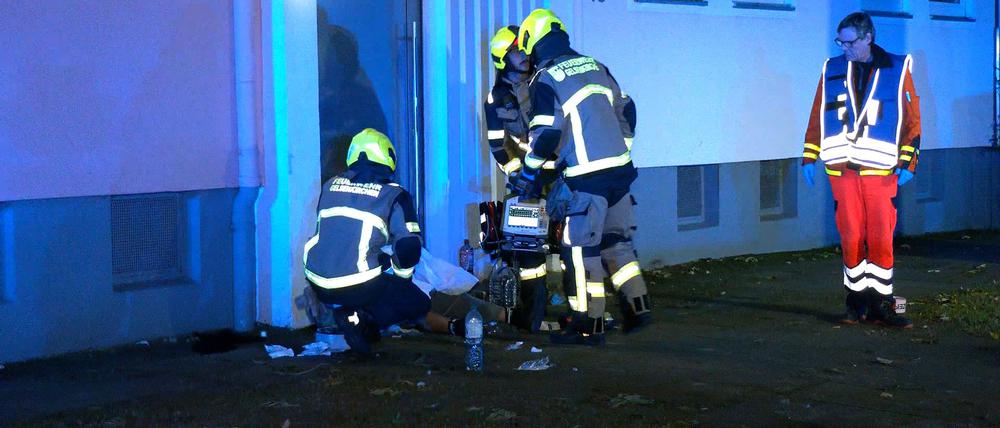 Bei einer heftigen Auseinandersetzung mit bis zu 30 Personen sind in Gelsenkirchen mindestens fünf Menschen schwer verletzt worden – vier von ihnen lebensgefährlich.