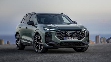 Der große und nach oben gerückte Frontgrill macht den Q3 kraftvoll und dynamisch. Die Matrix-LED-Leuchten sitzen seitlich weit unten. 