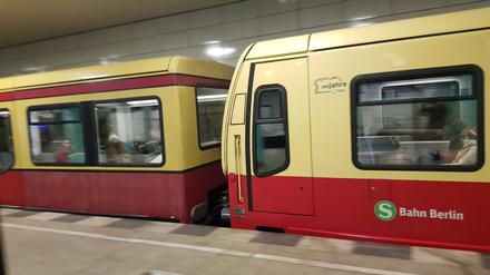 S-Bahn Berlin schickt die letzten Wagen der Baureihe 481 zur Komplettsanierung
. Der linke Wagen ist noch unsaniert, der rechte schon erneuert. 