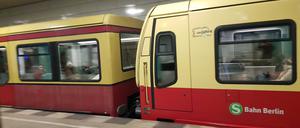 S-Bahn Berlin schickt die letzten Wagen der Baureihe 481 zur Komplettsanierung
. Der linke Wagen ist noch unsaniert, der rechte schon erneuert. 