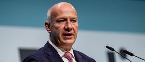 ARCHIV - 20.09.2025, Berlin: Kai Wegner (CDU), Regierender Bürgermeister von Berlin, spricht auf dem Landesparteitag CDU Berlin.  (zu dpa: «Wegner fordert mehr Langstreckenflüge für den BER») Foto: Fabian Sommer/dpa +++ dpa-Bildfunk +++