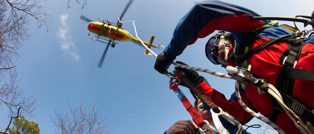 Der elfjährige Junge wurde mit dem Rettungshubschrauber in ein Krankenhaus gebracht. (Symbolbild)