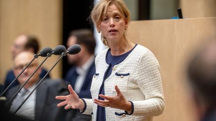Karin Prien (CDU), Bundesministerin für Bildung, Familie, Senioren, Frauen und Jugend, spricht im Bundesrat. 