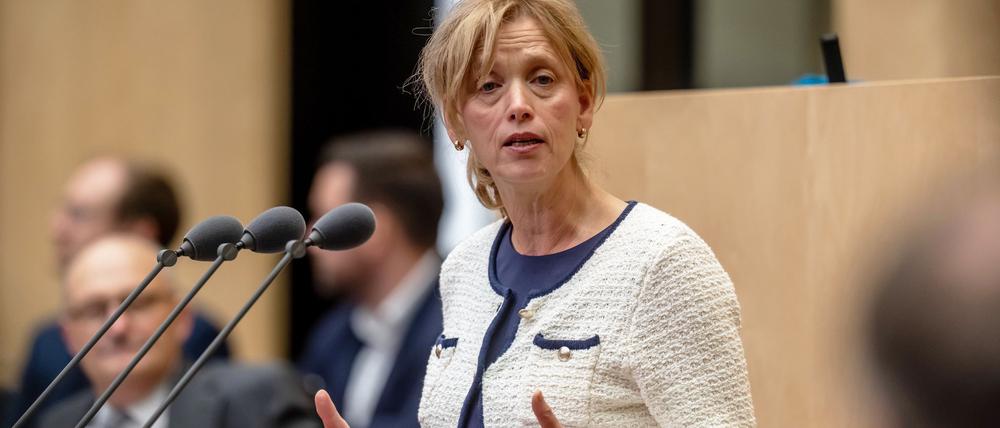 Karin Prien (CDU), Bundesministerin für Bildung, Familie, Senioren, Frauen und Jugend, spricht im Bundesrat. 