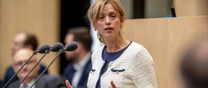 Karin Prien (CDU), Bundesministerin für Bildung, Familie, Senioren, Frauen und Jugend, spricht im Bundesrat.