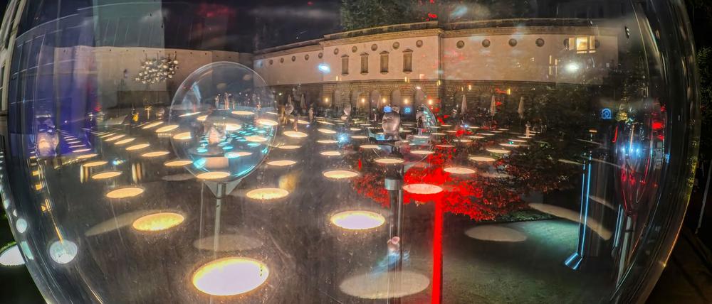 Das Frankfurter Städel, hier mit illuminiertem Garten, gehört zu den Museen, die einen langen Donnerstag anbieten. (Archivbild)