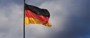 Mit dem Gemeinschaftsgefühl zwischen Ost- und Westdeutschland geht es einer Umfrage nach wieder abwärts. (Archivbild)