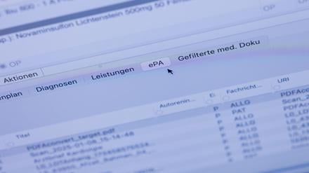 Ein Reiter ePA mit einer Patientenakte ist auf dem Monitor einer Arztpraxis zu sehen.