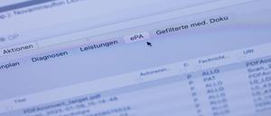 Ein Reiter ePA mit einer Patientenakte ist auf dem Monitor einer Arztpraxis zu sehen.