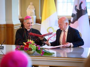 Kai Wegner (r., CDU), Regierender Bürgermeister von Berlin, und Erzbischof Nikola Eterovic, Apostolischer Nuntius in Deutschland, unterzeichnen im Roten Rathaus den Staatsvertrag zwischen dem Heiligen Stuhl und dem Land Berlin über das Institut für Katholische Theologie an der Humboldt-Universität.