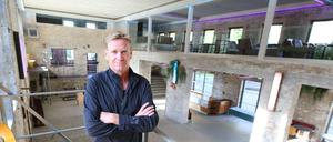 Der Potsdamer Christoph Urban hat kürzlich die Event-Location „Siggi“ in einem ehemaligen Heizkraftwerk in Rehbrücke eröffnet.