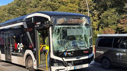 Ein Linienbus mit kaputer Scheibe steht an der Unfallsteller, der Osdorfer Landstraße. Am frühen Morgen sind zwei Busse in Hamburg zusammengestoßen. 